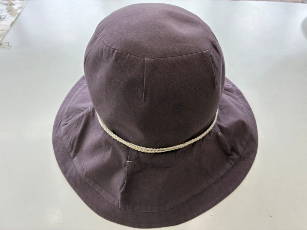 取り扱い絵表示が全部バツの帽子をクリーニング仕上げ