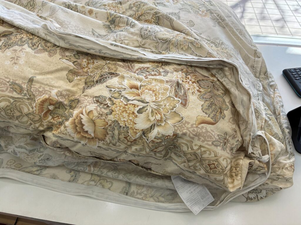 羽毛ふとんと布団カバーをそれぞれクリーニング